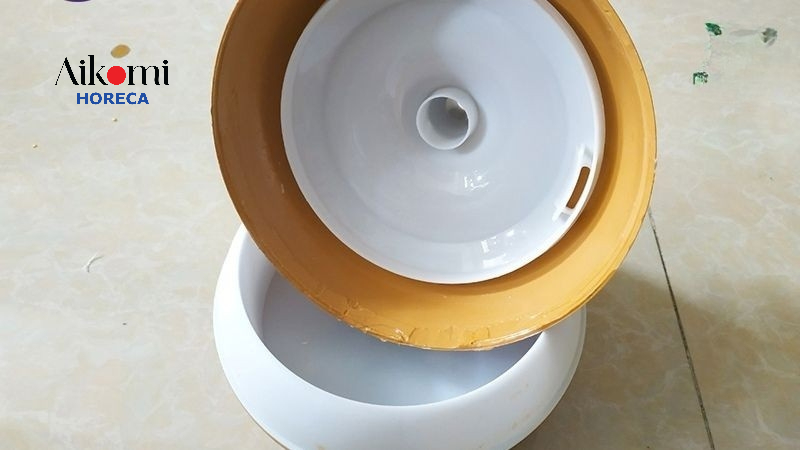 Vệ sinh bình chứa xử lý tình trạng máy xông tinh dầu không lên hơi